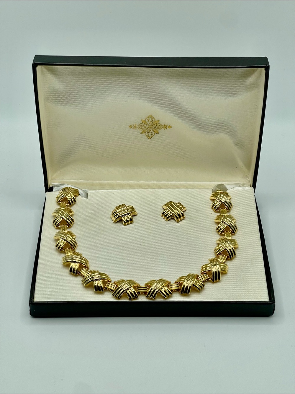 Elegant Vintage Gold-Tone Knot Necklace and Earring Set - Women Jewelry